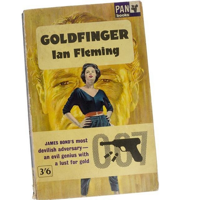Capa em inglês do livro 007 contra Goldfinger, do escritor Ian Fleming