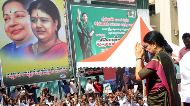 দল তাকে মুখ্যমন্ত্রী নির্বাচিত করার পর সমর্থকদের অভিবাদন জানাচ্ছেন শশীকলা