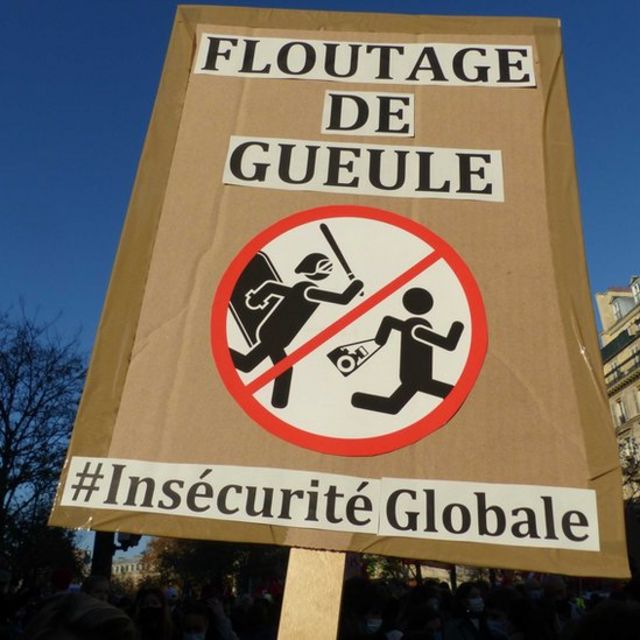 در تظاهرات "راهپیمایی برای آزادی" ۲٩ نوامبر ۲٠١٩ در پاریس روی پلاکاردی نوشته بودند "زدن پوز [آدم دوربین‌به‌دست] # ناامنی جهانی"
