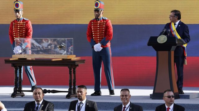Prvo (in nenadno) naročilo kolumbijskega predsednika Gustava Petra je bilo prinesti Bolívarjev meč na Plaza de Bolívar.