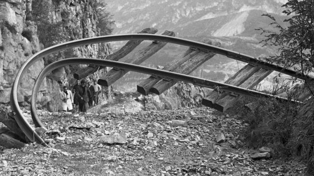 Пошкоджена залізнична колія, після прориву дамби Вайонт в Італії в 1963 році