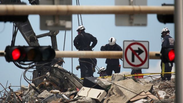 Equipos de rescate en el edificio colapsado en Miami