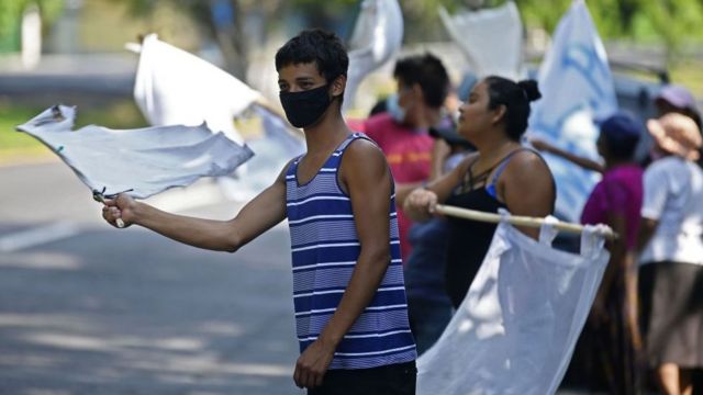 Salvadoreños reclaman la necesidad de comida tras la caída de remesas por las restricciones del coronavirus.