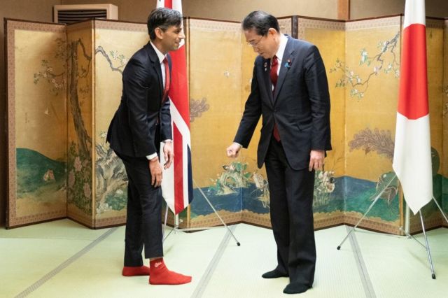 広島東洋カープの赤い靴下を履いて岸田首相との夕食会に臨んだスーナク首相（18日夜、広島）