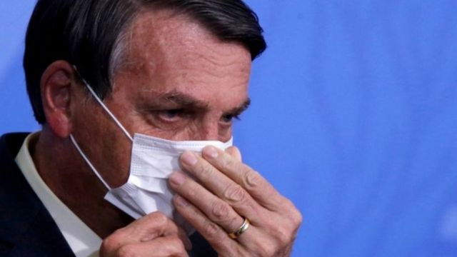 Jair Bolsonaro com máscara