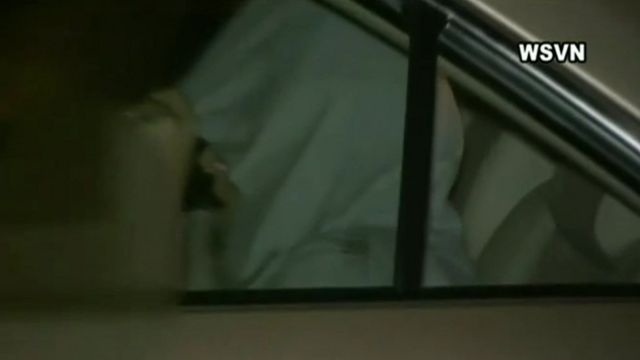 Noor Mateen se cubre con la capucha a la salida del departamento que compartía con Omar Mateen.