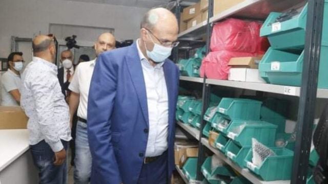 وزير الصحة اللبناني يتفقد مستودعات الأدوات الطبية