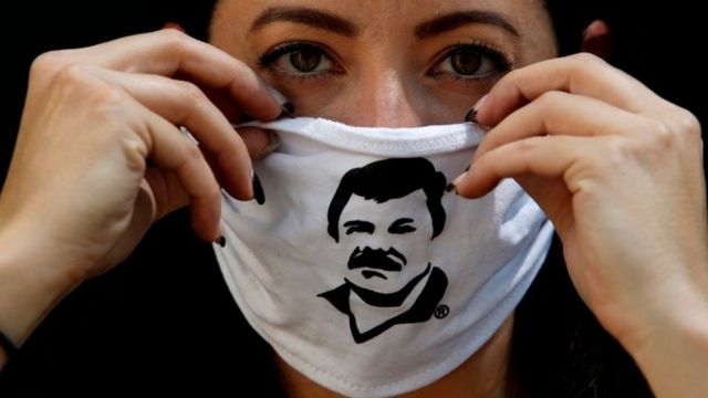 Tapaboca con el rostro del narcotraficante Joaquín "El Chapo" Guzmán.