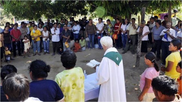 Vatikan Pertimbangkan Tahbiskan Laki Laki Beristri Menjadi Pastor Di