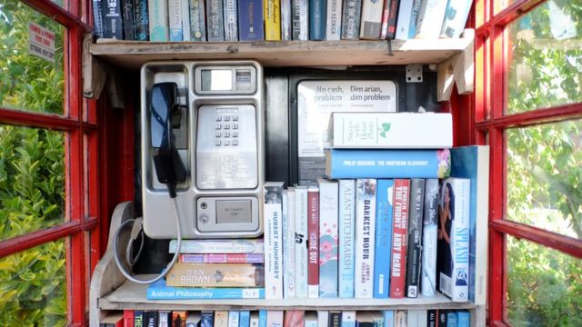Пункт обмена книг в бывшей телефонной будке