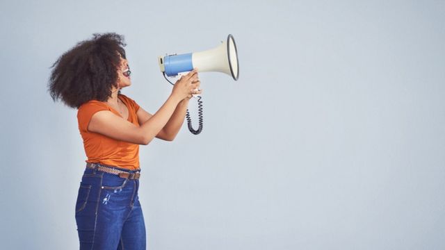 Kadınlar için iddialı iletişim neden önemli, nasıl etkili kullanılabilir? 2 megafonlu kadın