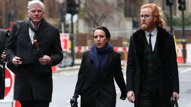 La pareja de Assange, Stella Moris (centro), con el portavoz de Wikileaks Kristinn Hrafnsson (izq.) a su llegada al tribunal criminal central en Londres.