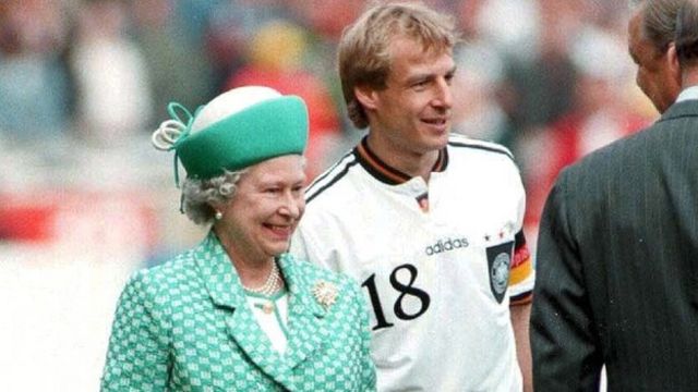 1996年欧洲国家杯（Euro 96）决赛在温布利体育场举行，德国队战胜了捷克队获得冠军，女王和德国队队长尤尔根·克林斯曼（Jurgen Klinsmann）在一起(photo:BBC)