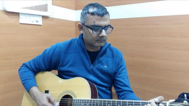 موسيقي هندي يعزف الغيتار بعد خضوعه لجراحة في الدماغ