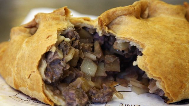 康沃尔地区著名的肉馅饼（Cornish Pasty），用牛肉、土豆、芜菁和洋葱为馅，以盐和胡椒调味后烤制，被誉为英国知名度第一的地方特色美食。G7峰会领导人不知道是否有机会品尝。(photo:BBC)