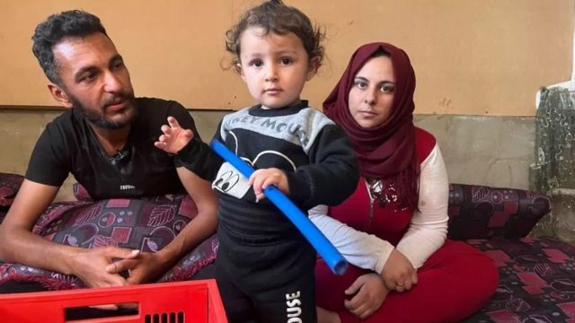 ناصر وزوجته مروة وابنتهما ليلاس يعيشون تحت تهديد الترحيل من لبنان إلى سوريا مرة أخرى