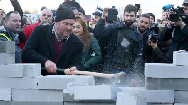 Manifestantes rompen un muro en Irlanda