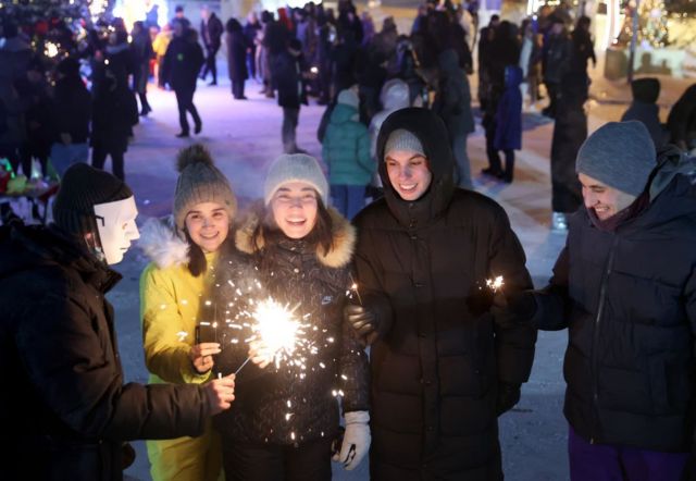 New Year celebrations in Novosibirsk, Russia NOVOSIBIRSK, RUSSIA - JANUARY 1, 2022: People celebrate the arrival of New Year 2022 in Lenina Square. Kirill Kukhmar/TASS (Photo by Kirill Kukhmar\TASS via Getty Images)