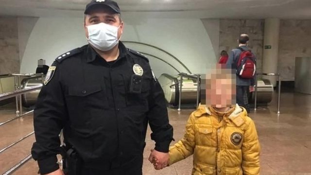 У Києві мама залишила сина з татом і хлопчик загубився. Поліція склала протокол на маму
