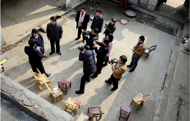 2015年春节,大量媒体涌入余秀华在湖北农村的老家。