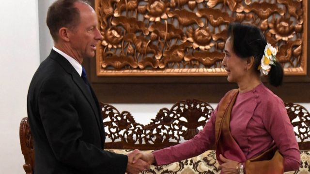 ရခိုင်ပဋိပက္ခဖြစ်ခဲ့တဲ့နေရာတွေက မကျေနပ်မှုအကြောင်းအရာတွေ၊ နစ်နာခဲ့မှုတွေကို ဖြေရှင်းပေးဖို့ အရှေ့အာရှနဲ့ ပစိဖိတ်ရေးရာ အမေရိကန်လက်ထောက်နိုင်ငံခြားရေးဝန်ကြီး ဒေးဗစ်စတေးဝဲလ်က အတိုင်ပင်ခံပုဂ္ဂိုလ်ဒေါ်အောင်ဆန်းစုကြည်နဲ့ အောက်တိုဘာ ၂၉ရက်နေ့က တွေ့ဆုံစဉ်မှာဆွေးနွေး တောင်းဆိုခဲ့ပါသေးတယ်။
