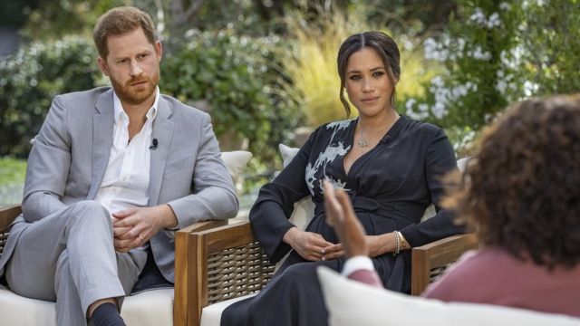 Meghan y Harry hablando con Oprah Winfrey.