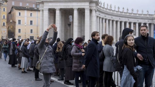 очередь к Собору Святого Петра из желающих проститься с Бенедиктом XVI