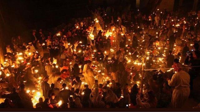 الإيزيديون يحتفلون بـ جارشمبا سور ( الأربعاء الأحمر) حاملين القناديل في معبد لالش