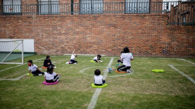 niños en el colegio.