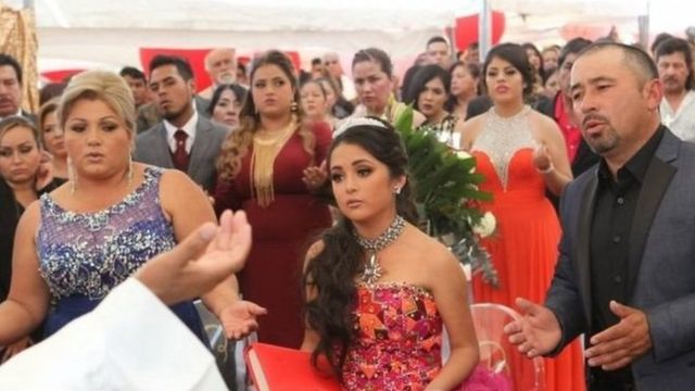 Rubi da iyayen ta a yayin addu'ar da aka gudanar a ranar