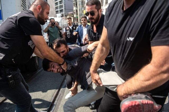 اعتقال الشرطة التركية للشباب المشاركين في الاحتجاجات. اسطنبول، ساحة غلاطة سراي، 25 أغسطس/آب 2018