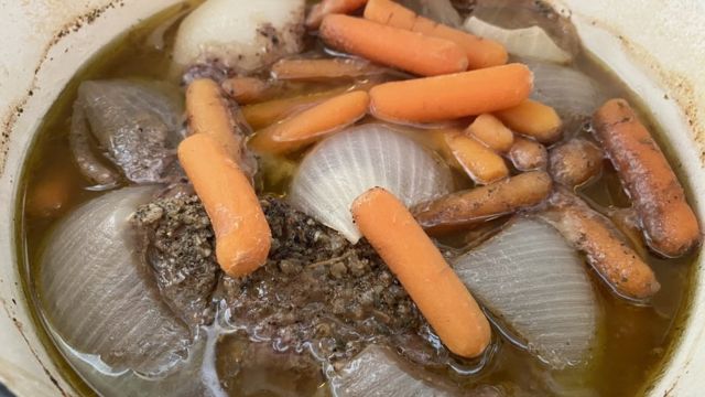 Кастрюля с тушеной говядиной, морковью и луком
