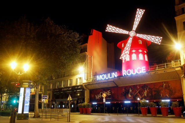кабаре Мулен-Руж в Париже вечером