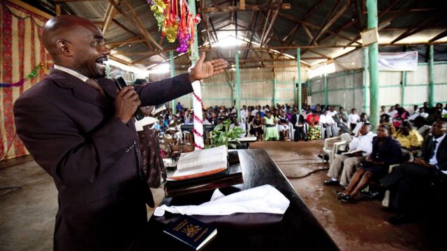 Un hombre predicando en una iglesia pentecostal