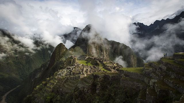 Machu Picchu adalah salah satu tujuan yang paling banyak dikunjungi dan terkenal di Amerika Latin.