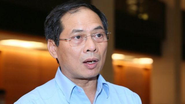 Thứ trưởng Bộ Ngoại giao Bùi Thanh Sơn nói với phóng viên bên hành lang Quốc hội sáng 28/10.