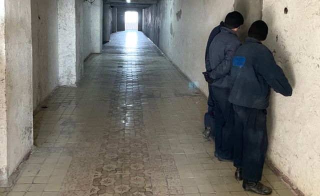 Prisioneros en un centro en Ucrania.