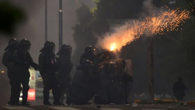 Enfrentamientos entre policías y manifestantes tras el arresto.