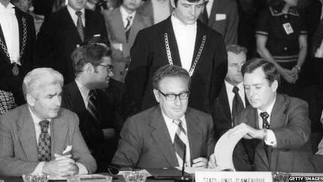 Hòa đàm Paris 1973 với ông Henry Kissinger ngồi giữa