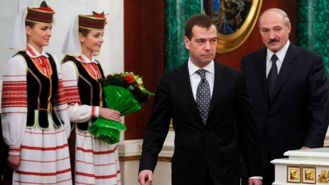 Russian President Dmitry Medvedev (C) and his Belarussian counterpart Alexander Lukashenko (R) enter a hall during the Union State's Supreme State Council at the Kremlin in Moscow on December 10, 2009