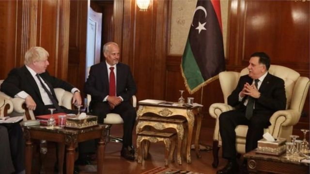Johnson akiwa na waziri mkuu wa Libya Fayez al-Sarraj (kulia)