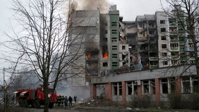 destruição em áreas residenciais de Chernihiv