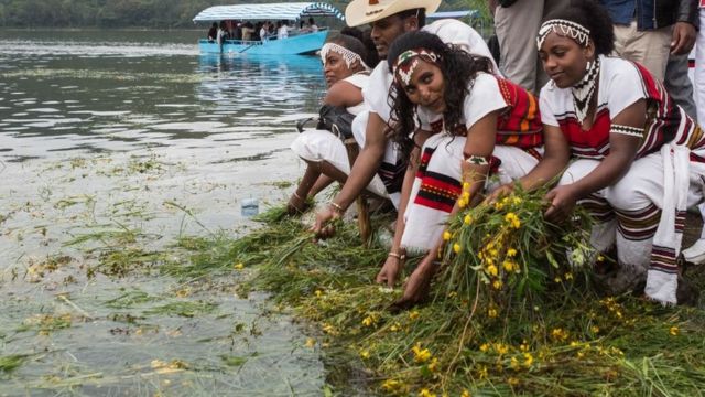 Durante las celebraciones de Irreecha de la comunidad Oromo, se colocan flores y pasto recién cortado en agua para agradecer a Dios por el comienzo de la primavera.