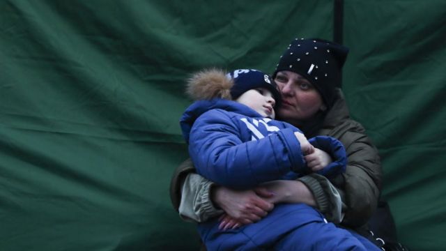 مدنيون من أوكرانيا بعد عبور الحدود الأوكرانية البولندية في ميديكا بسبب الهجمات الروسية على أوكرانيا في ميديكا، بولندا في 4 مارس 2022.