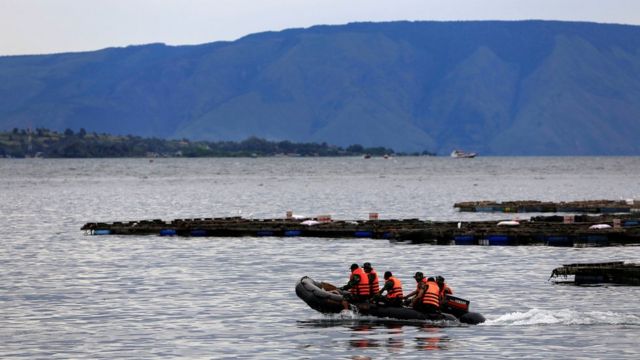 فريق الإنقاذ تبحث عن ضحايا العبارة في مياه البحيرة.