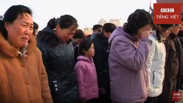 Người dân Bắc Hàn khóc thương lãnh tụ Kim Jong-il của Bắc Hàn.
