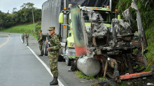 Caminhão incinerado na Colômbia durante uma paralisação armada