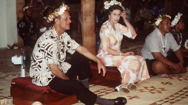 Королева и герцог Эдинбургский во время визита в Тувалу в 1962 году