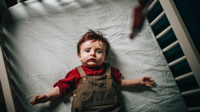 Немовля і ліжку