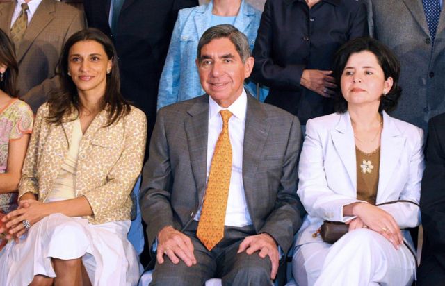 El expresidente de Costa Rica, Óscar Arias, junto a la exministra de Salud, María Luisa Ávila (derecha).
